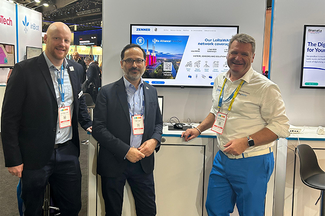 Jan-Philipp Exner von ZENNER, Alper Yegin von der LoRa Alliance und Borislav Stöckermann von ZENNER auf dem Messestand auf dem SCEWC 2025